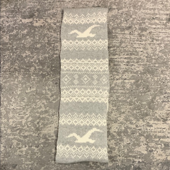 Hollister Gray and White Knit Scarf - Picture 1 of 2